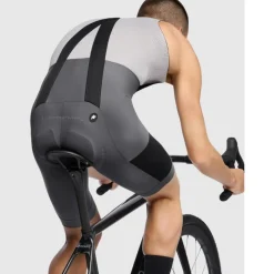 Assos TACTICA KIESKÄFER T5 Gravel Fietsshort met Bretels Heren - robust grey