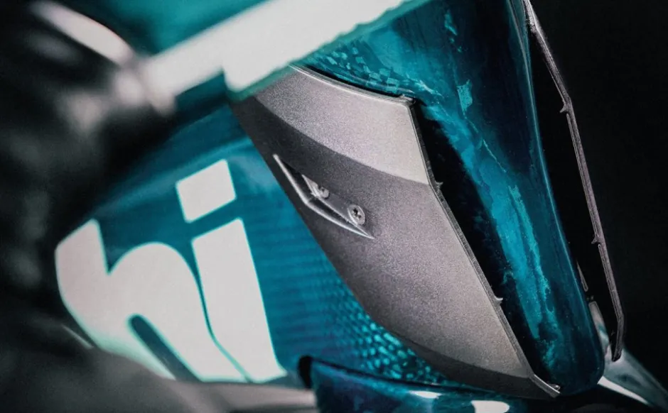 Aero Racefietsen < Bianchi OLTRE RC 140th - Dura Ace Di2 - Carbon Racefiets - 2025 - inked dark celeste / carbon UD CK16 / full glossy