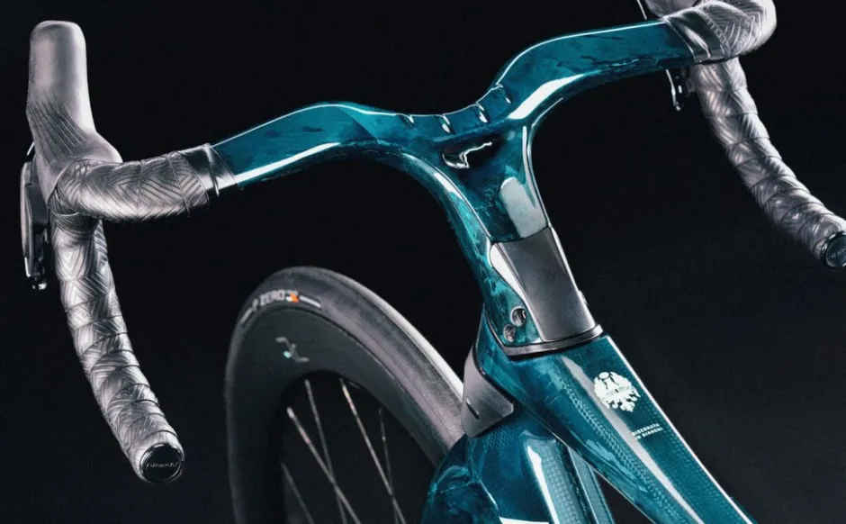 Aero Racefietsen < Bianchi OLTRE RC 140th - Dura Ace Di2 - Carbon Racefiets - 2025 - inked dark celeste / carbon UD CK16 / full glossy