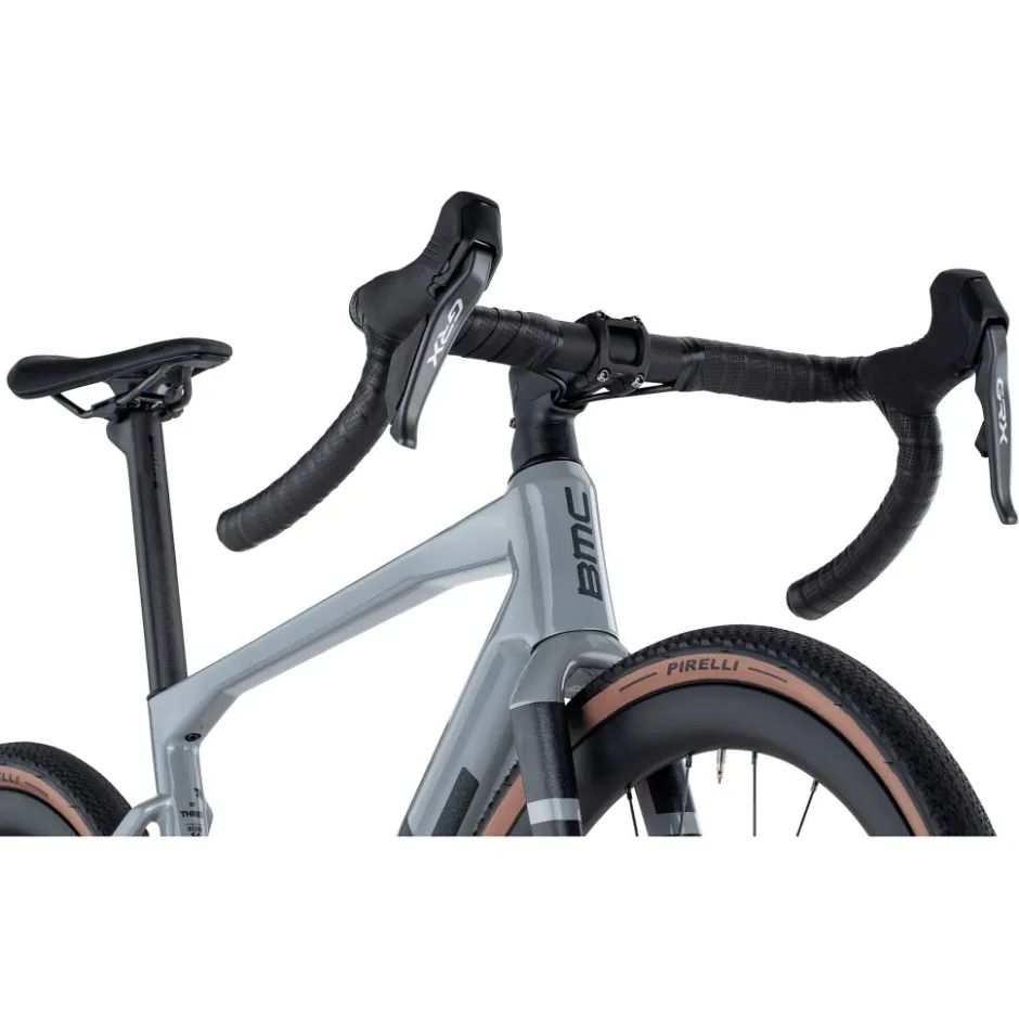 Race Gravelbikes < BMC KAIUS 01 THREE - Carbon Gravel Bike - 2026 - iron grey / black
