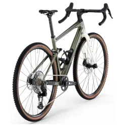 Gravelbikes Bikepacking < BMC UR 01 TWO - Carbon Gravebike - 2026 - etaic green / pear white