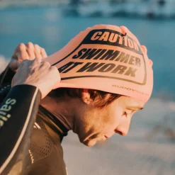 Badmutsen < Buddyswim Siliconen Badmuts - CAUTION SWIMMER AT WORK - blauw
