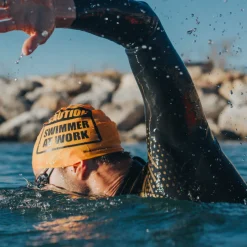 Badmutsen < Buddyswim Siliconen Badmuts - CAUTION SWIMMER AT WORK - blauw