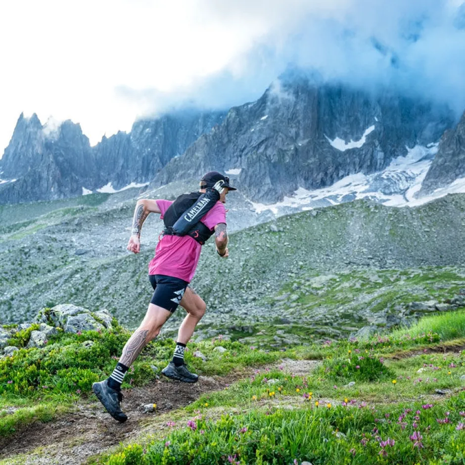 Rugzakken & Drinksystemen < CamelBak Apex Pro 12 Hardoopvet + 2 x 500 Quick tow™ Fak - zwart