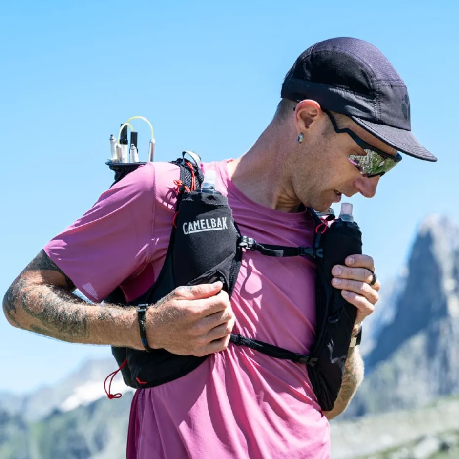 Rugzakken & Drinksystemen < CamelBak Apex Pro 12 Hardoopvet + 2 x 500 Quick tow™ Fak - zwart