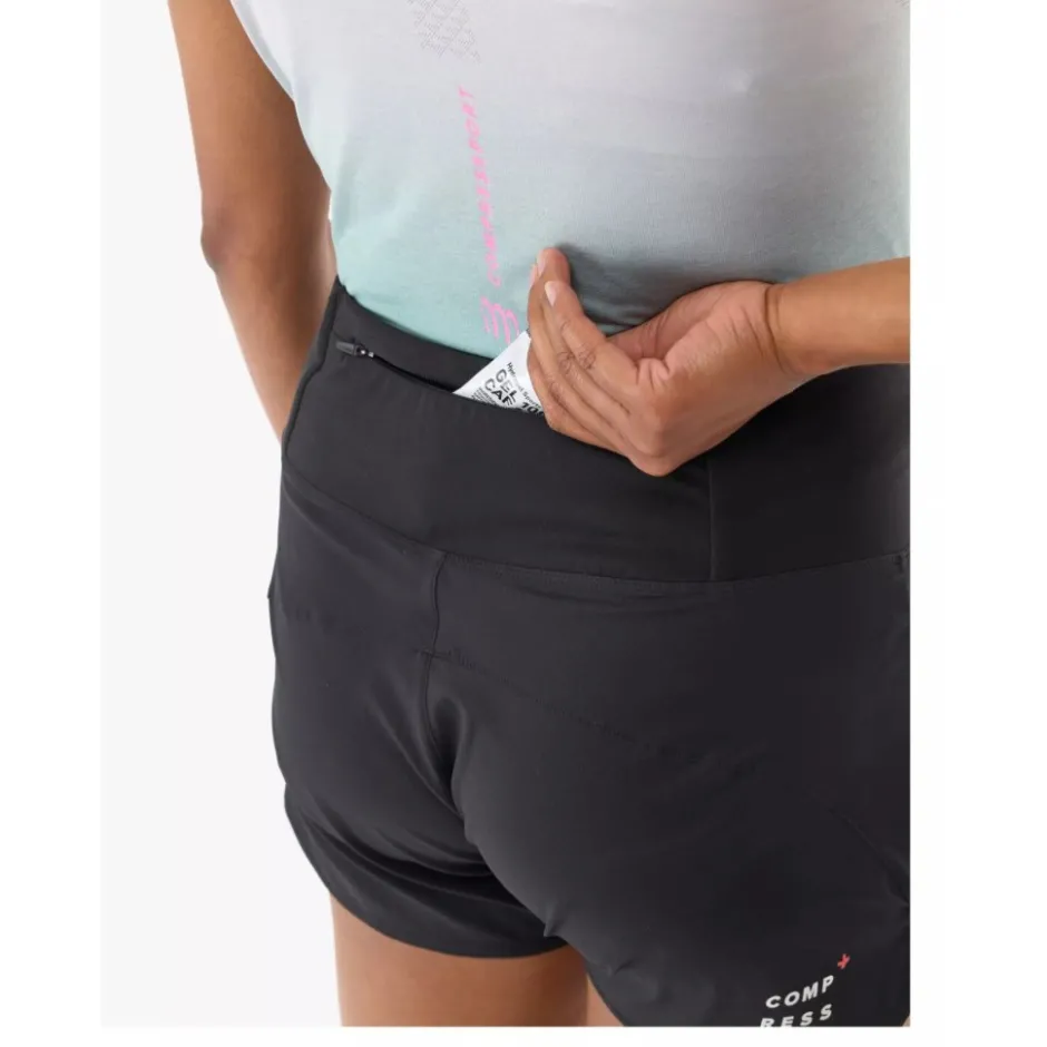 Broeken & Rokken < Compressport Perforance Running hort Dae - zwart