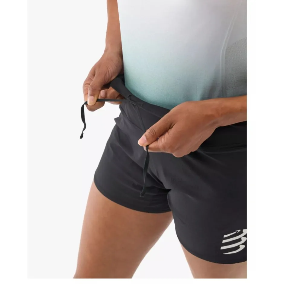 Broeken & Rokken < Compressport Perforance Running hort Dae - zwart
