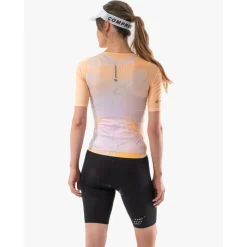 T-Shirts & Tops < Compressport Tri Postura Aero Shirt met Korte Mouwen Dames - buff orange print