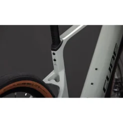 Elektrische Gravelbikes|Elektrische Fietsen < CUBE NUROAD HYBRID C:62 Race 400X - Carbon Grave E-Bike - 2026 - reedbeige / back