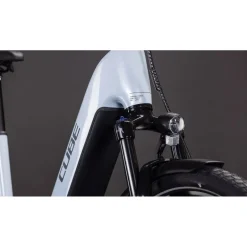 Elektrische Fietsen < CUBE TOURING HYBRID ONE 600 - Easy Entry - Trekking E-Bike - 2026 - glacier / reflex