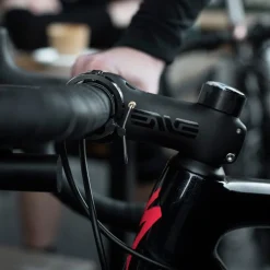 Bellen < Knog Oi Luxe Fietsbel - black/red