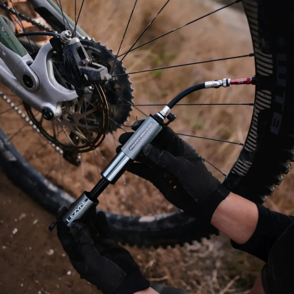 Lezyne CNC Pocket Drive HV - Minipomp incl. hendelset & CO2-patroon - glossy black