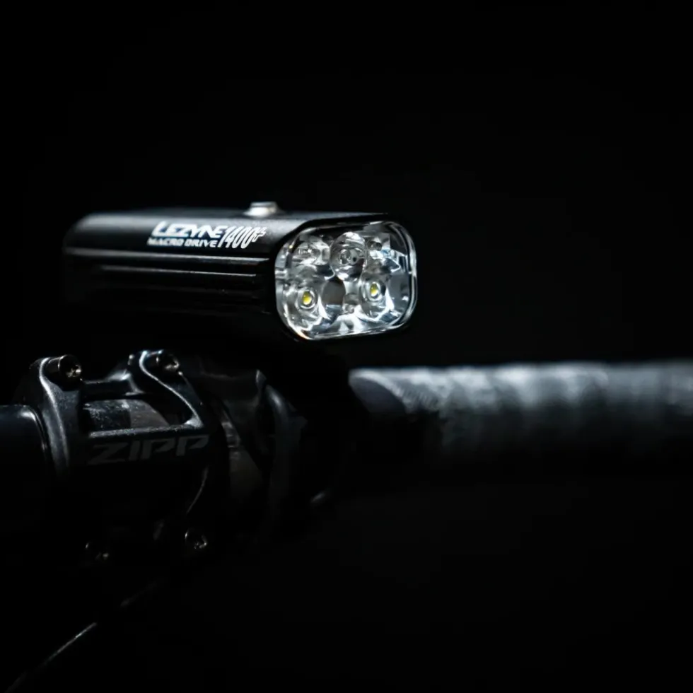 Lezyne Macro Drive 1400+ Fietslamp Vooraan - satin black