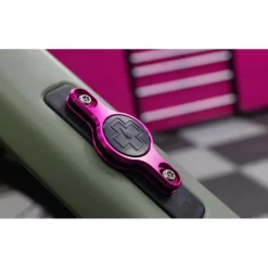 Gps Trackers En Alarm < Muc-Off Beugel voor AirTag - Secure Tag Holder 2.0 - zilver