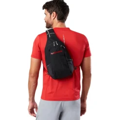 Rugzakken & Drinksystemen < Nathan Sports Run Sling 8L Hardlooprugzak - Black/Ribbon Red