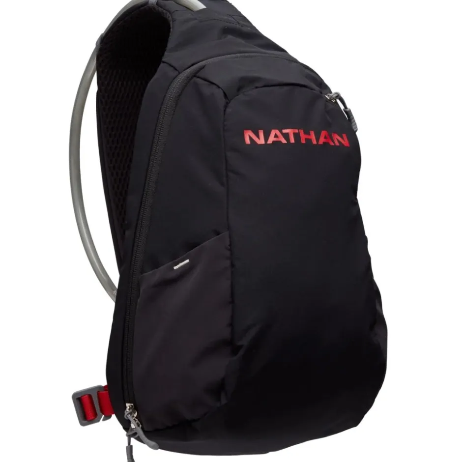 Rugzakken & Drinksystemen < Nathan Sports Run Sling 8L Hardlooprugzak - Black/Ribbon Red