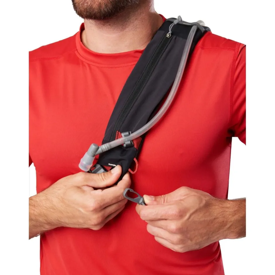 Rugzakken & Drinksystemen < Nathan Sports Run Sling 8L Hardlooprugzak - Black/Ribbon Red