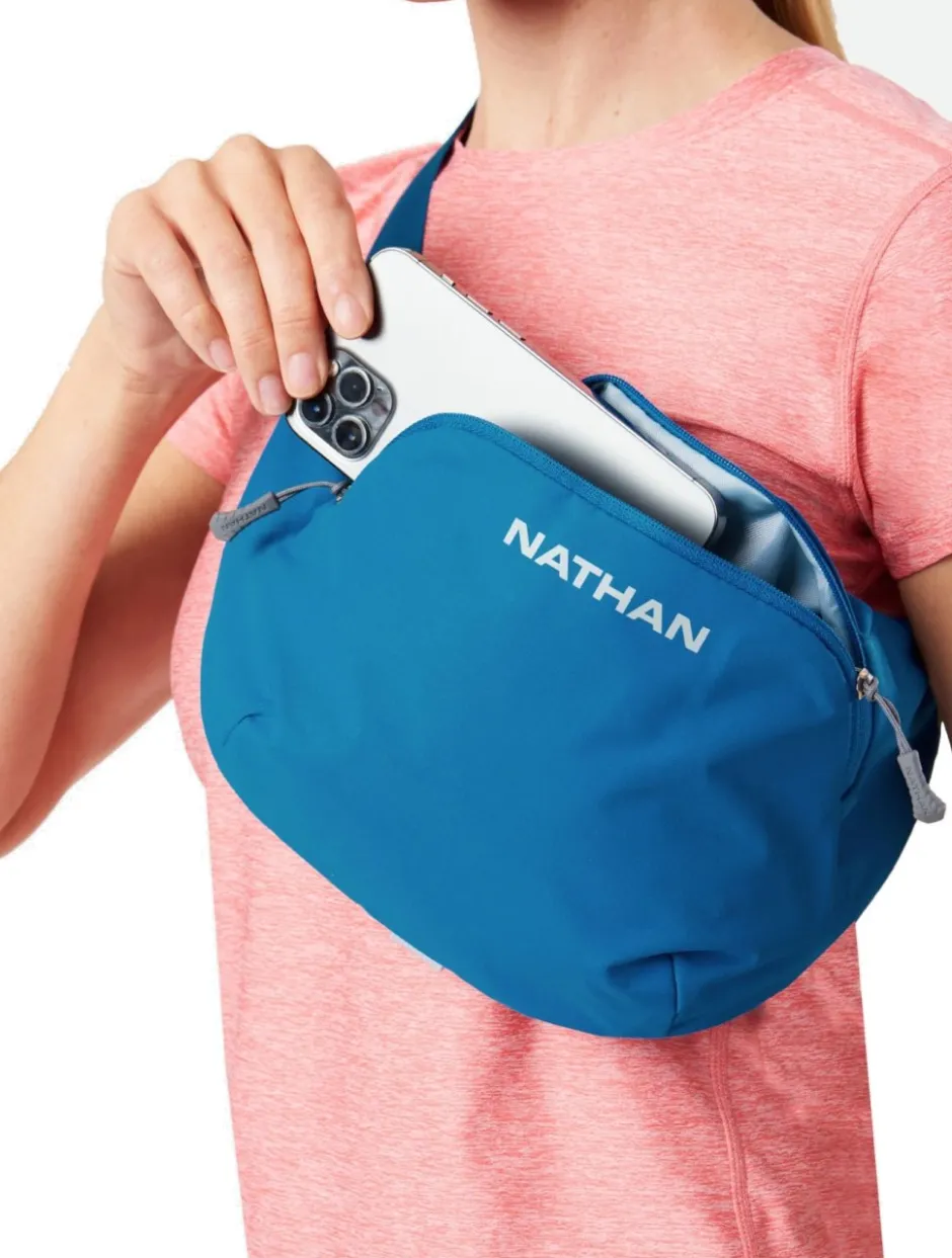 Tassen < Nathan Sports Run Sling 2L Hardlooprugzak - Black/Ribbon Red
