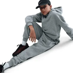 Broeken & Rokken < Nike portwear Club Fleece Joggingbroek Kinderen - dark grey heather/bae grey/black HV0393-063