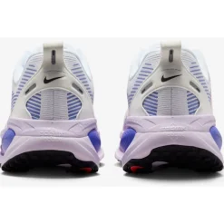 Hardloopschoenen Voor Op De Weg|Schoenen < Nike Vomero 18 Hardloopschoenen Dames - white/violet mist/sapphire/hot lava HM6804-112