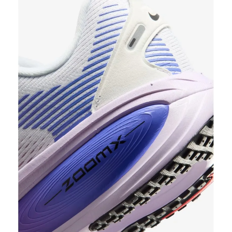 Hardloopschoenen Voor Op De Weg|Schoenen < Nike Vomero 18 Hardloopschoenen Dames - white/violet mist/sapphire/hot lava HM6804-112