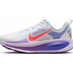 Hardloopschoenen Voor Op De Weg|Schoenen < Nike Vomero 18 Hardloopschoenen Dames - white/violet mist/sapphire/hot lava HM6804-112