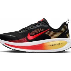 Nike Vomero 18 Hardloopschonen Heren - black/light crimson/topaz gold//bright crimson HM6803-016
