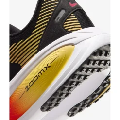 Nike Vomero 18 Hardloopschonen Heren - black/light crimson/topaz gold//bright crimson HM6803-016