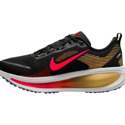 Nike Vomero 18 Hardloopschonen Heren - black/light crimson/topaz gold//bright crimson HM6803-016