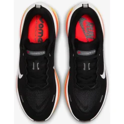 Hardloopschoenen Voor Op De Weg|Hardloopschoenen Heren < Nike Vomero Plus Hardloopschoenen Heren - black/bright crimson/sail/white HV8150-009