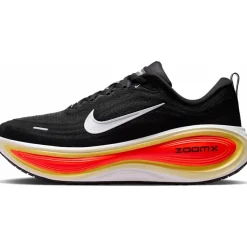 Hardloopschoenen Voor Op De Weg|Hardloopschoenen Heren < Nike Vomero Plus Hardloopschoenen Heren - black/bright crimson/sail/white HV8150-009