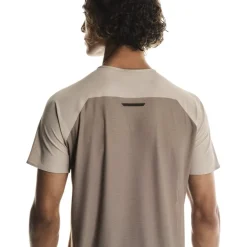 T-Shirts En Tops < On Running On Perforance-T Hardoophirt Heren - Deert | Cinder