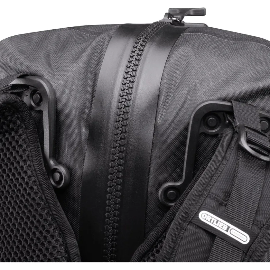 Rugzakken & Drinksystemen < ORTLIEB Atrack Metrosphere - Rugzak - 34L - black embossed