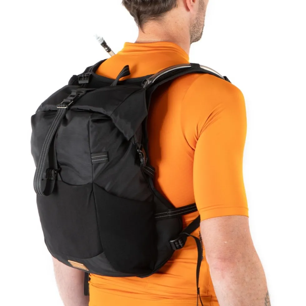Restrap Rolltop Vochtregulerende vest 14L + drinkzak 2L - black