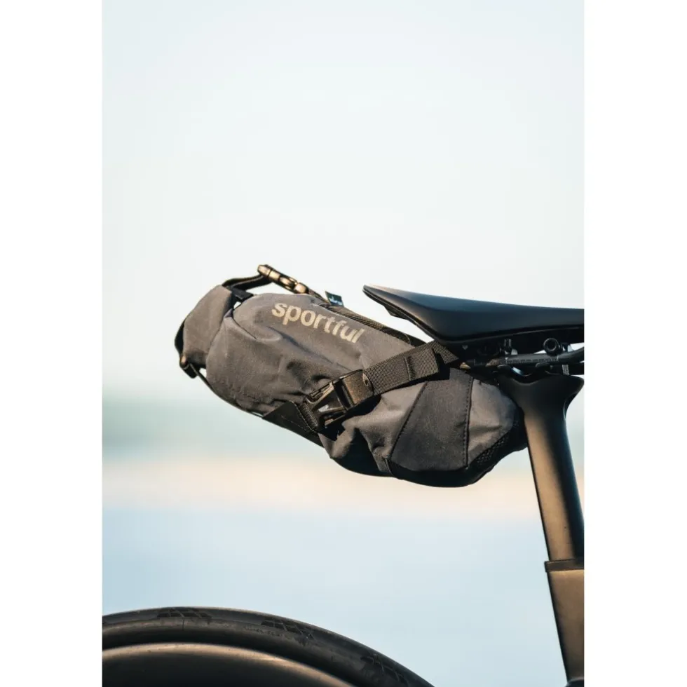 Sportful x Miss Grape Cluster Zadeltas 3L - 002 Black Grey