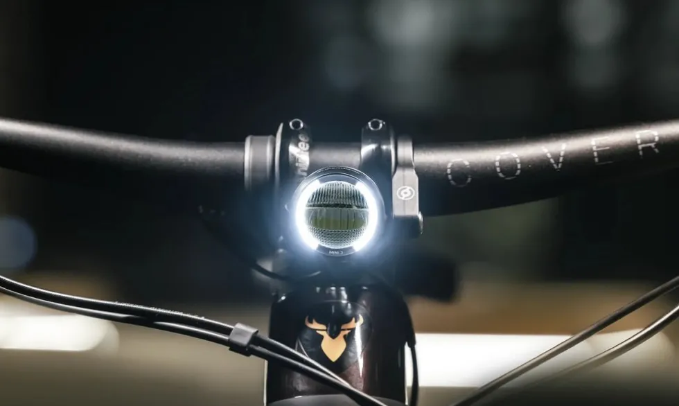Supernova MINI 3 Voorlamp - zwart