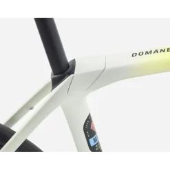 Endurance Racefietsen < Trek DOMANE SL 6 Gen 4 - Carbon Racefiets - 2026 - Era White / Glowstick / Coral Fade