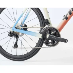Endurance Racefietsen < Trek DOMANE SL 6 Gen 4 - Carbon Racefiets - 2026 - Era White / Glowstick / Coral Fade