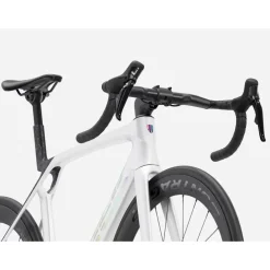 Trek MADONE SL 7 GEN 8 - Carbon Racefiets - 2026 - Gloss Crystal White / Matte Deep