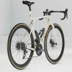 Aero Racefietsen < Trek MADONE LR 7 AX Gen 8 - Carbon Racefiet - 2025 - Era White