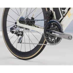 Aero Racefietsen < Trek MADONE LR 7 AX Gen 8 - Carbon Racefiet - 2025 - Era White