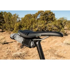 Zadeltassen|Frametassen < Wolf Tooth B-RAD TekLite Roll-Top Bag with Strap - 1L