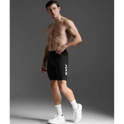 Broeken < 2XU Aero Triathon 9" hort Heren - zwart/wit