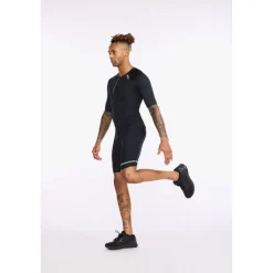T-Shirts & Tops < 2XU Aero Tri Top Dame - zwart/wit