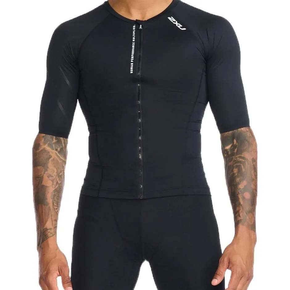 T-Shirts & Tops < 2XU Aero Tri Top Dame - zwart/wit