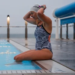 Zwembroeken & Bikini'S < Zone3 Kona Speed Strap Back Badpak Dames - Tribal Print - zwart/wit/oranje